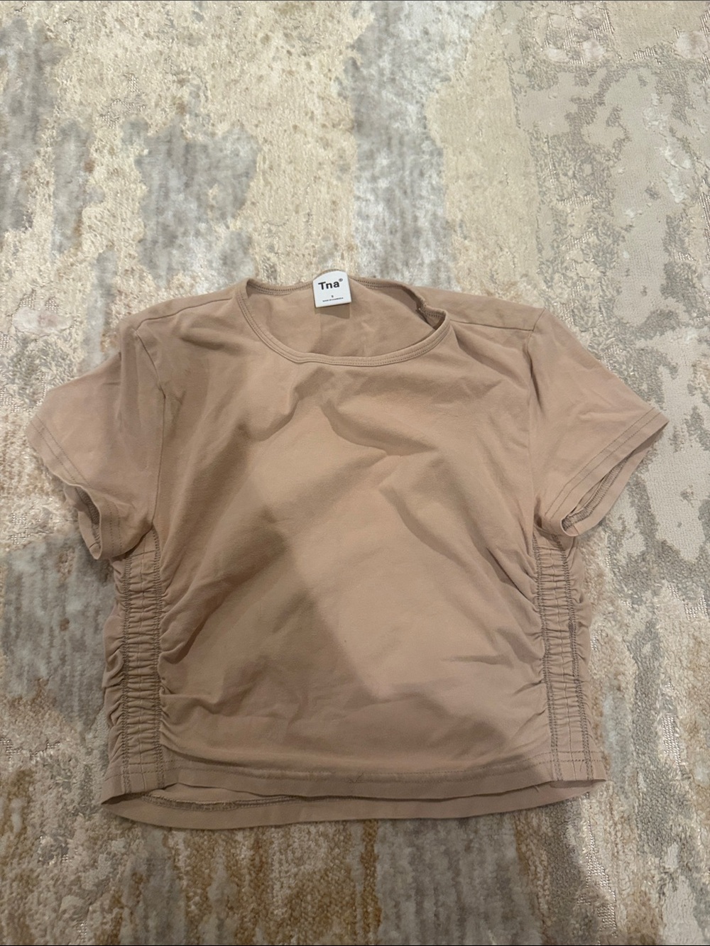 TNA Short Ruched-Side Crop Tee in Beige Taupe